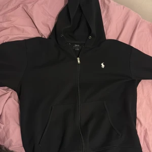 Svart hoodie från Polo Ralph Lauren - Säljer en svart hoodie av polo Ralph lauren i bra skick.