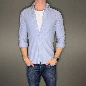 Ralph lauren skjorta - Hej säljer nu min fina Ralph Lauren skjorta i storlek S. Den är i nyskick och kommer vara otroligt snygg nu i vinter och framåt våren. Nypris cirka 1500kr! Vi kommer att sälja liknande produkter nu närmare våren så glöm inte följa profilen!🌊🍾