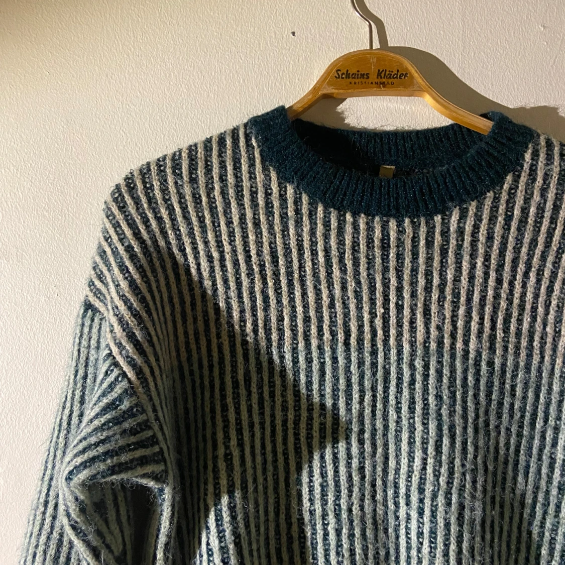 Randig stickad tröja - 1