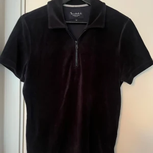 Svart kortärmad tröja från Bondelid - Säljer en stilren svart kortärmad tröja från Bondelid. Tröjan har en dragkedja framtill och är tillverkad i ett mjukt material som ger en lyxig känsla. Perfekt för en avslappnad men ändå elegant look. Hör av dig vid fråga.