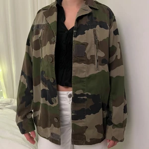 Camouflage jacka - Super cool jacka som jag inte vet märket av. Används tyvärr inte längre passar från xs-m skulle jag gissa på, står tyvärr ingen storlek🫶🫶