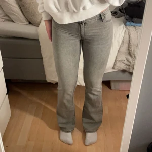 Grå jeans med bootcut - Snygga grå jeans med bootcut-stil. Dom är i storlek 164 men passar mig som vanligtvis har S. Jag är 168cm lång. Använda 1 gång💕