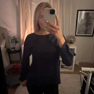 Fin blus med volang  - En snygg blus, skönt material, perfekt till en middag💞