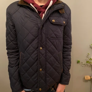 Mörkblå quiltad jacka från Polo Ralph Lauren - Snygg mörkblå quiltad jacka från Polo Ralph Lauren med bruna detaljer. Perfekt nu till våren! Pris är ej hugget i sten. Skick:9.5/10 Storlek: S Nypris: 4500 Mitt pris: 1250 Storlek S men passar också M Dragkedjan är dock lite krånglig. Går att ficka hos en professionell.