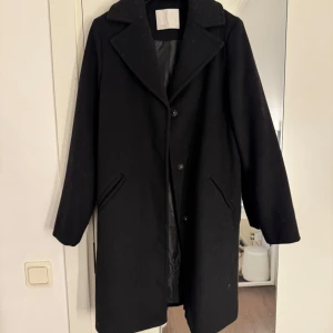 Svart kappa - Jättefin svart längre kappa, fint skick!