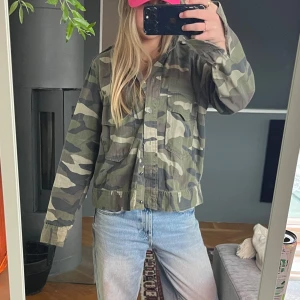 Camouflagejacka med knappar - Säljer en asnajs camouflagejacka perfekt för våren☀️😻😻
