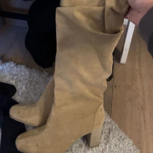 Beige stövlar med klack - 🤍
