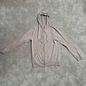 Kasmir tröja från John henric - Nästan nyskick och endast använd ett par gånger. Storlek S. Köp för endast 1499. Hör av dig vid frågor eller funderingar!💙