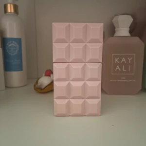 Sweetooth - Första parfymen i Sabrina Carpenters ”sweetooth” linje. Luktar som noterna i bilderna men allra mest som marshmallow. Håller bra, endast testad! Pris går att diskutera såklart!💗