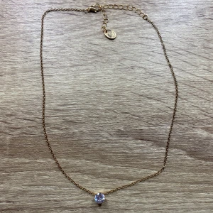 Halsband  - Elegant guldhalsband från Montini. Kedjan är tunn och justerbar med en liten platta vid låset. Perfekt för att lägga till en subtil glans till din outfit.