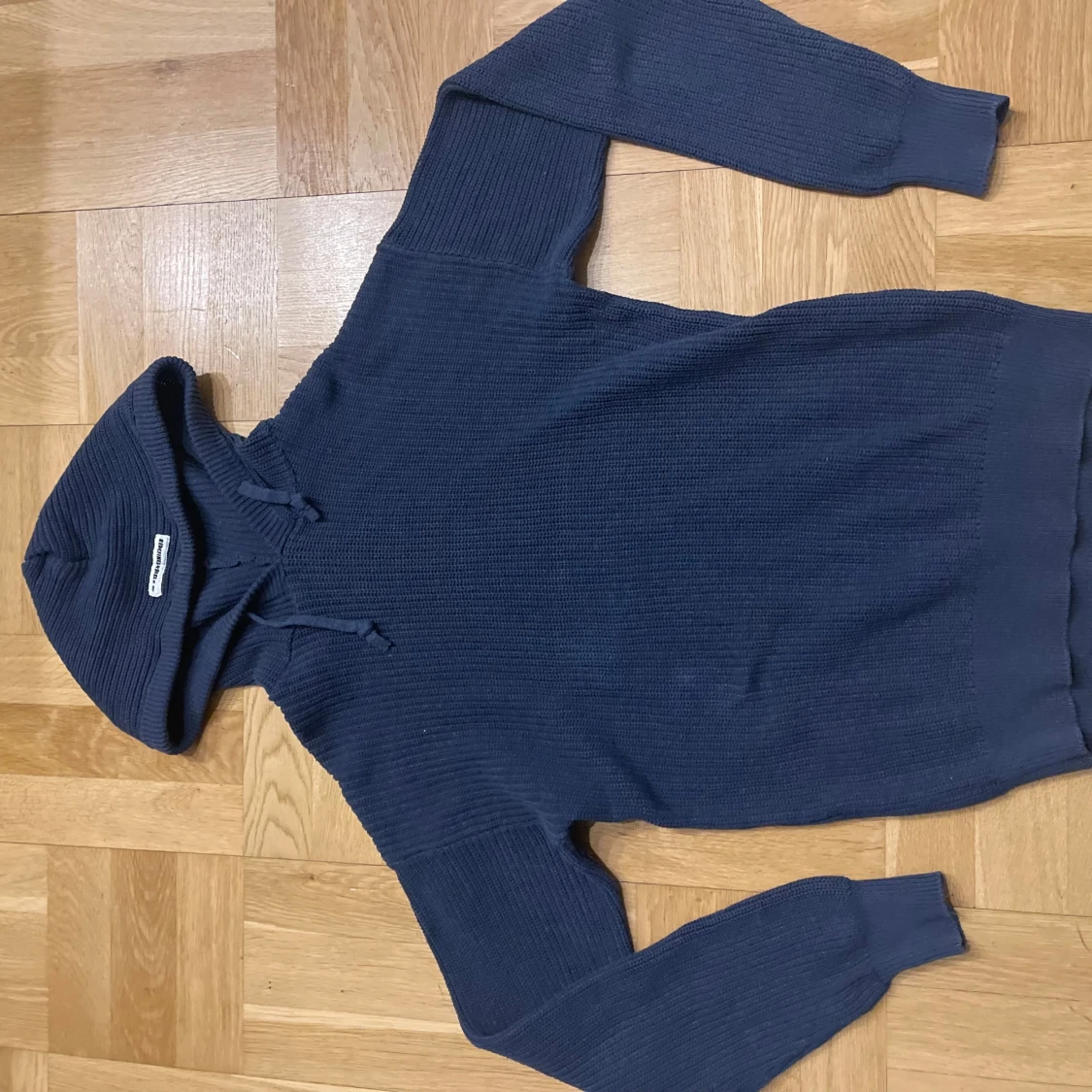 Mörkblå hoodie från REBEL