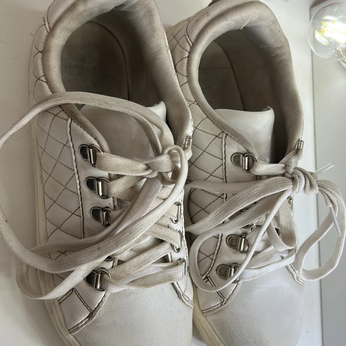  Sneakers med detaljer