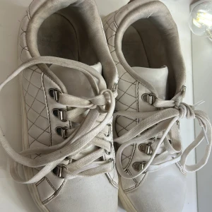  Sneakers med detaljer -  Ett par vita sneakers med detaljer säljer dom på grund av att jag inte använder dem ❤️