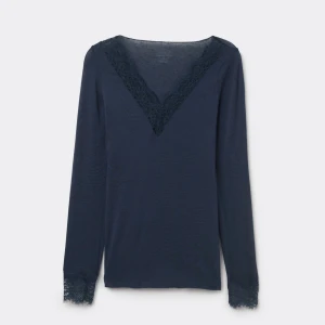 Mörkblå Intimissimi tröja - Jättefin mörkblå Intimissimi tröja med spets💓 använd fåtal gånger därav i väldigt bra skick! Priset kan diskuteras
