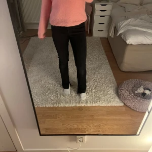 Svarta jeans från zara  - Säljer ett par snygga jeans från Zara. Urtvättad svart färg. Högmidjade. Slits på sidan. Använda fåtal gånger. 💕😻