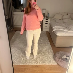 Vita jeans  - Säljer ett par smutsvita lågmidjade jeans som använts en gång. Storlek M från only. 💕🥰