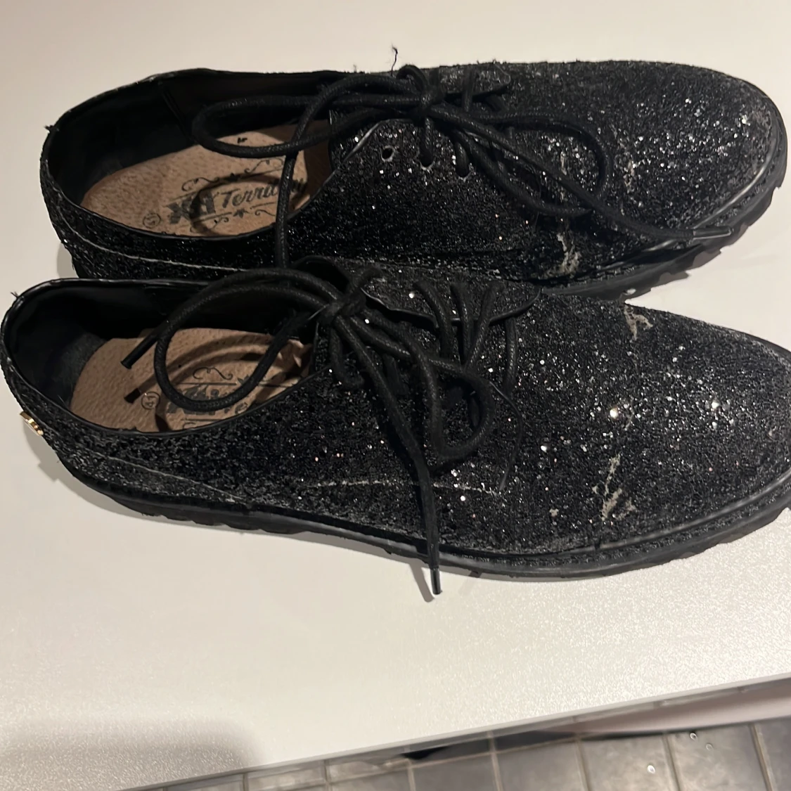 Svarta glittriga skor med snörning - 2