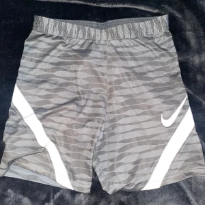 Nike träning shorts  - Snygga träningsshorts från Nike. De är tillverkade i Dri-FIT-material för optimal komfort under träning. 