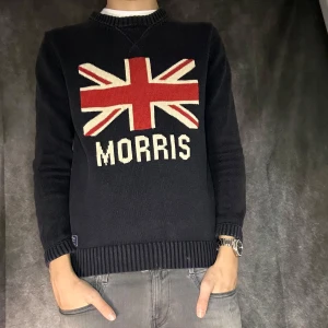 Stickad morris flag sweater - Mycket fint skick. Size S passar S. Person på bild 180 63 kg. Följare får 50 kr rabbat.