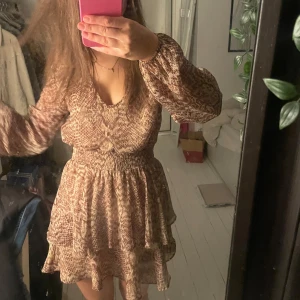 Zara klänning - Säljer min jättefina volangklänning från Zara! Unik mönster som passar perfekt till i sommar. Jag är 163 och den sitter perfekt! 