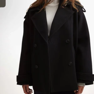 Nakd kappa - Säljer sjukt snygg kappa från nakd. Den är aldrig använd och har lappen kvar. Storlek 34! Skriv privat för fler bilder💕nypris 899kr