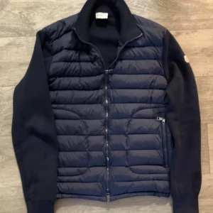 Moncler cardigan  - En unik marinblåa cardigan som passar jätte bra för storlek S/M, Den är använd någon gånen men den är helt ny.                                              Tveka inte o höra av er vid minsta fundering!           (Priset går och diskutera vidd snabb och smidig affär)