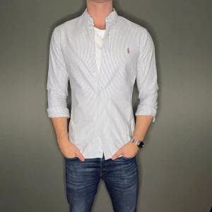 Ralph lauren skjorta - Hej säljer nu min fina Ralph Lauren skjorta i storlek M. Den är i nyskick och kommer vara otroligt snygg nu i vinter och framåt våren. Nypris cirka 1500kr! Vi kommer att sälja liknande produkter nu närmare våren så glöm inte följa profilen!🌊🍾