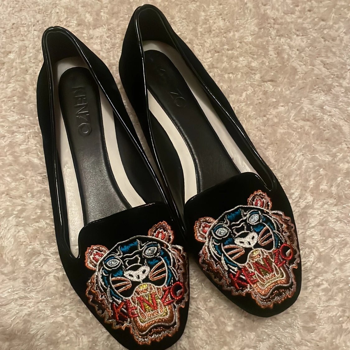 Svarta loafers från Kenzo med broderad tiger
