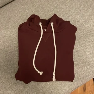 Vinröd hoodie från pier one  - Säljer denna högt eftertraktade hoodien från pier one. Slutsåld nästan överallt, den är i väldigt fint skick och är storlek XS. Skriv om ni har några funderingar!