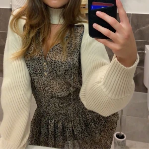 Leopardmönstrad klänning - Leopardmönstrad klänning med volangdetaljer från zara. Tar emot prisförslag 🫶