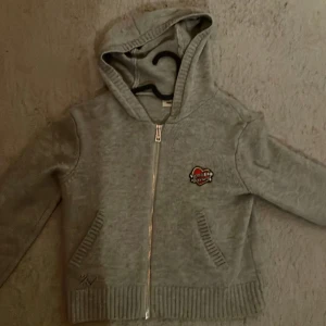 Grå cardigan med dragkedja - Säljer en mysig grå cardigan med dragkedja och huva.😘