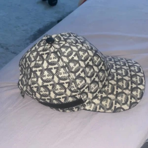 Ferregamo keps - Säljer min killes Ferregamo keps som han köpte här på Plick för 1500, har tyvärr inget kvitto eller äkthetsbevis🙁 - priset går att diskutera/skriv om du har några frågor osv