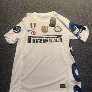 Inter Milan tröja  - Säljer min Inter tröja med sneijder där bak. Tröjan är från säsongen 10/11 och var deras borta tröja. Den är i storlek M och är i toppskick. 