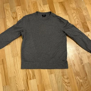 Boss tjocktröja/Sweatshirt - HELT OANVÄND! Grå boss tröja med lite nyanser av svart också. Den är slim fit och är storlek M. Pris går att diskuteras