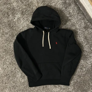  Ralph Lauren hoodie - säljer nu denna tvärfeta ralph lauren hoodie. storlek L . köpt i sommras för 2195 på johnells säljer nu för 749