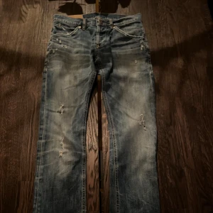 Riktigt feta dondup jeans med slitningar - Säljer ett par blå dondup byxor med coola slitningar. Nypris 3400 mitt pris 1000🤩💯 kan gå ner i pris vid snabb köp💨