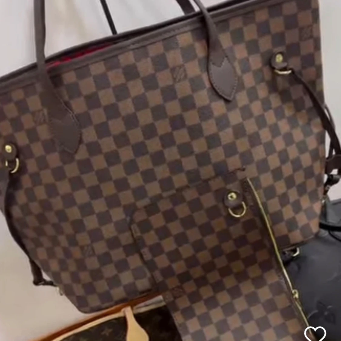 Brun rutig handväska och monogram handväska