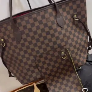 Brun rutig handväska och monogram handväska - Två eleganta handväskor. Den första är brun med ett klassiskt rutigt mönster och den andra har ett ikoniskt monogrammönster. Båda väskorna har handtag och detaljer i läder. Pris går att diskutera 