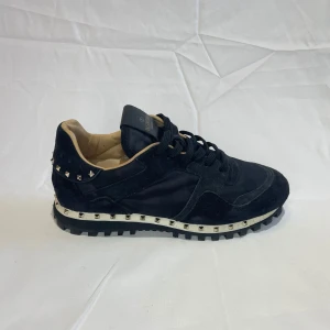 Valentino Rockstud skor - Valentino Garavani - skick 10/10(helt nya) - storlek 38 1/2 - made in Italy 🇮🇹- nypris ca 7100kr mitt pris endast 1899kr - pris kan diskuteras vid snabb affär!