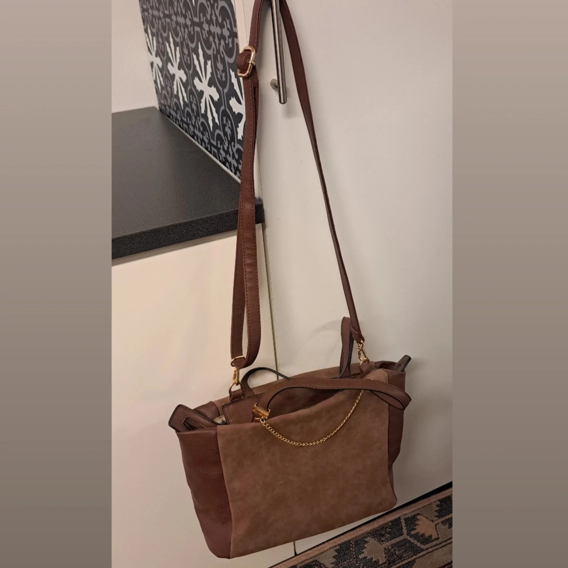 Brun axelväska med kedjedetalj - 1