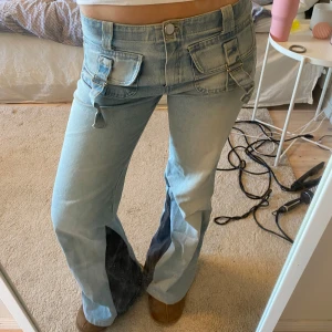 Ljusblå utsvängda jeans med detaljer - Snygga trendiga ljusblå jeans med låg midja och utsvängda ben. De har coola fickdetaljer är utsydda där nere, 