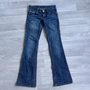 Lågmidjade bootcut jeans Diesel - I perfekt skick bortsett från att knappen är lite lös men inget som stör. Små i storlek!! XXS mått: innerbendlängd - 78cm midjemått rakt över - 34cm grenmått - 17cm