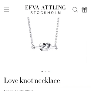 Love knot halsband från Efva Attling - Elegant Love knot halsband i silver från Efva Attling. Använd några gånger. Säljer då jag bara använder guld nu, så den kommer ej till någon användning! Köpt för 1500kr! Skriv privat för egna bilder 