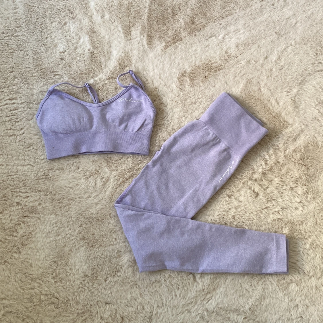 Ljuslila gym kläder 