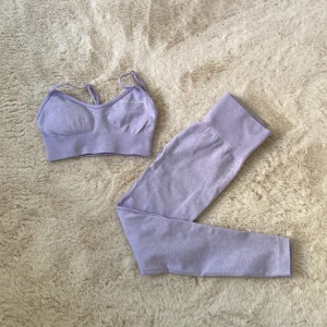 Ljuslila gym kläder  - Säljer min ljuslila gymklädet. Perfekt för träning eller en avslappnad dag. Toppen är mjuk och stretchig för bästa komfort.💗