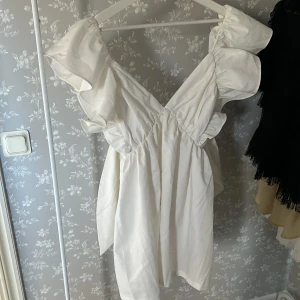 Vit klänning - Vit klänning perfekt till student / sommar!💖 Knyts baktill. Endast provad med lappar kvar.