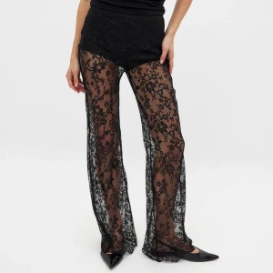 Svarta spetsbyxor - Sjukt snygga spetsbyxor från NAKD. Helt oanvända med prislappen kvar, och därför i nyskick😚 skriv om ni har några frågor osv. Pris kan diskuteras 💕