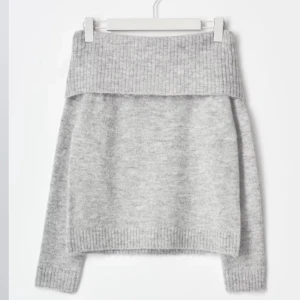 Grå stickad tröja - Mysig grå stickad off shoulder tröja. Köpt på ullared, aldrig använd Nypris 200kr säljer för 40kr kom prov för egna bilder eller frågor🩷