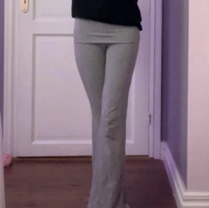 Yoga pants - Säljer ett par bekväma grå mjukisbyxor med bootcut-stil. Perfekta för en avslappnad look och sköna att bära hemma eller på språng.