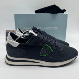 PHILIPPE MODEL TRPZ - Philippemodel TRPZ - Skick: 8,5/10 - Tillbehör: Enbart skorna - Storlek 42 sitter som 43 - Nypris ca 3700kr - Deluxecloset